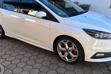 Ford Focus 124.492 km 12.700 &euro; Palling 83349
