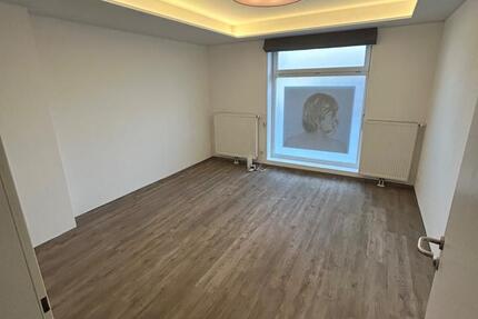 Untermieter Raum für Kosmetik, Massage, Nagelstudio in Salzburg zimmer