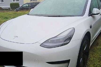 Tesla Model 3 38.595 km 27.950 &euro; Herges-Hallenberg 98587