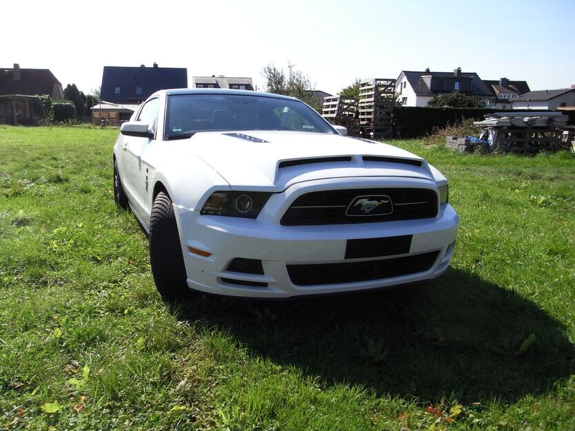 Ford Mustang 70.000 km 22.900 € Staufenberg 34355