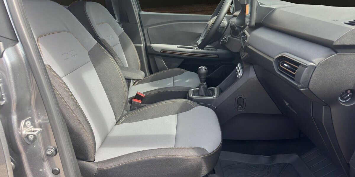 Dacia Jogger Extreme+ *7-Sitzer/Navi/SHZG/Temmpomat/RFK* 13.615 km 20.790 &euro; Bamberg 96052