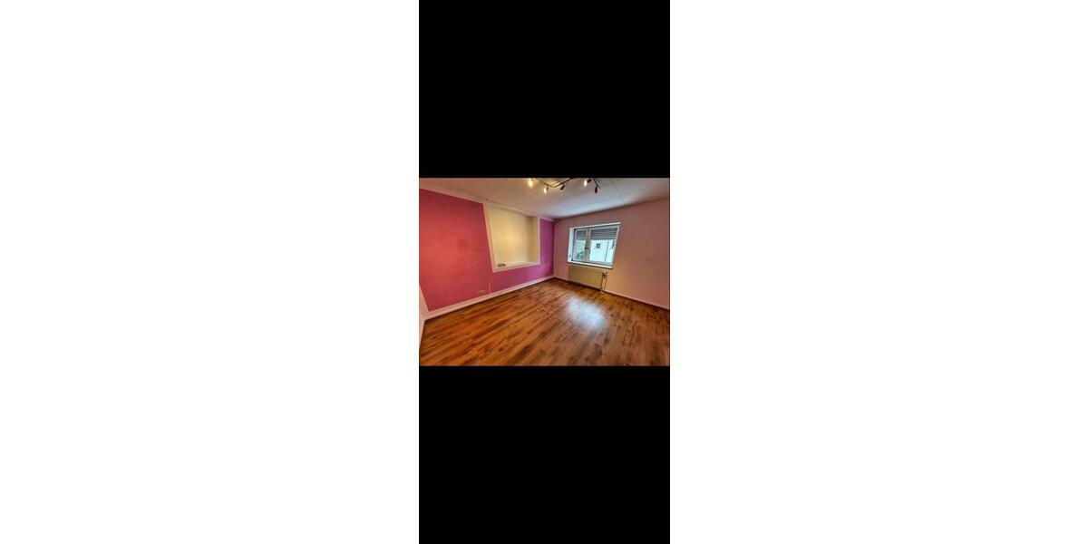 Etagenwohnung Schiffweiler - 5 Zimmer, 130 m&sup2;, 1.250&euro; | Angebot:26473092
