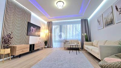 FRISCH RENOVIERT, GUT GESCHNITTEN MIT BALKON