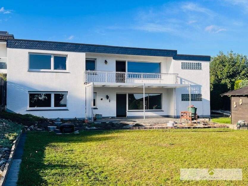 Bungalow + Einliegerwohnung mit herrlichem Weitblick in Niederense zu verkaufen! 7 zimmer