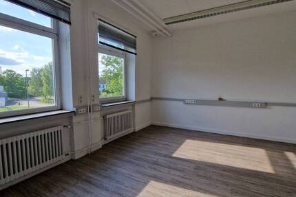 Ruhige, helle sehr ordentliche Büroflächen (1.OG, links) zimmer