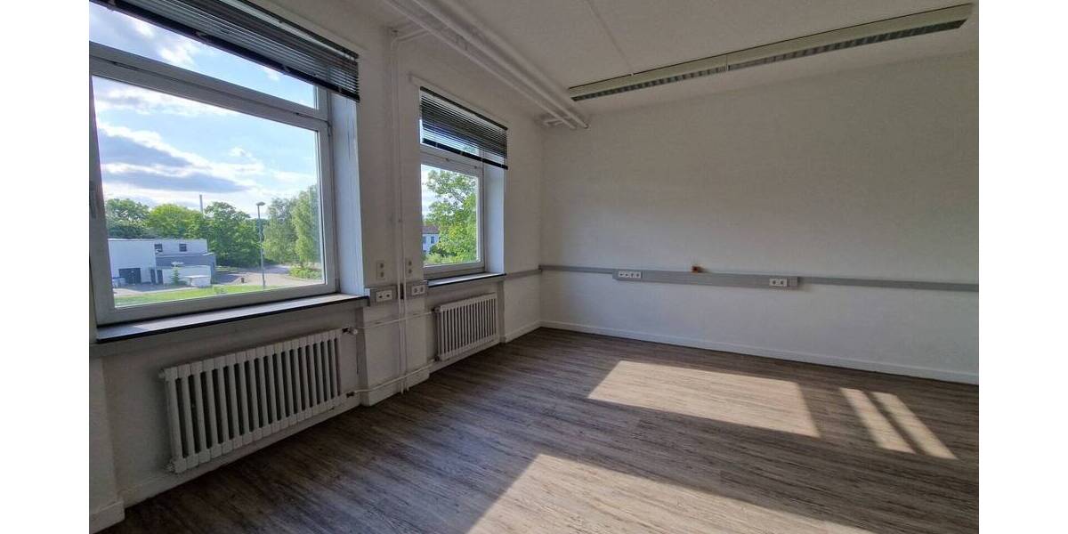 Ruhige, helle sehr ordentliche Büroflächen (1.OG, links) zimmer