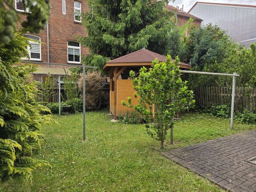 In verkehrsberuhigter Innenstadtlage - große AltbauWohnung mit Balkon und Garten
