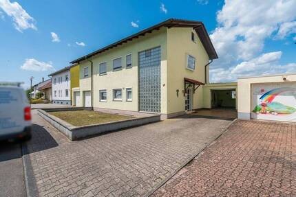 Zweifamilienhaus mit Garagen und großem Garten !!