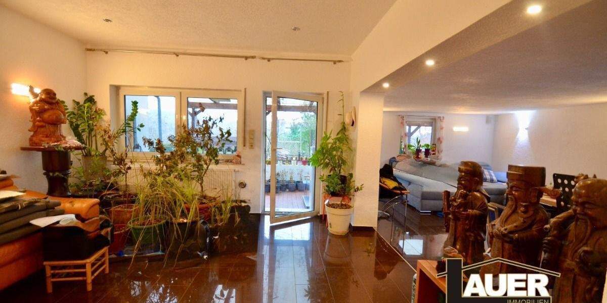 Doppelhaushälfte mit großem Garten in Saabrücken zu Verkaufen. 6 zimmer