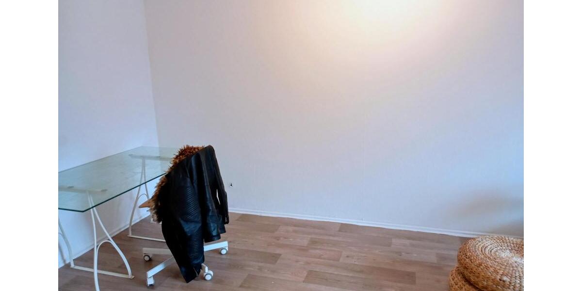 Zimmer-Appartement mit Balkon über die gesamte Breite. 1 zimmer