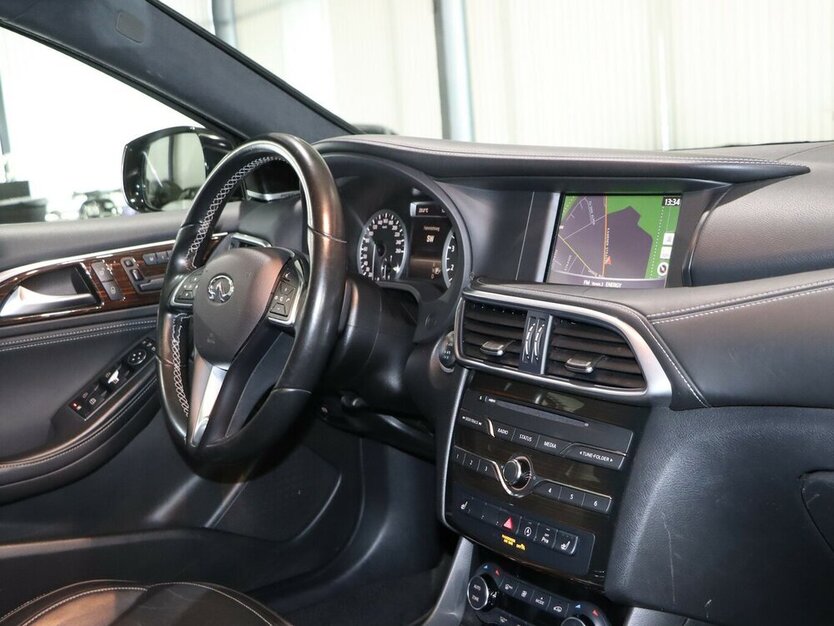 Q30 1.6 PREMIUM / PANORAMA / LED / NAVI+360°