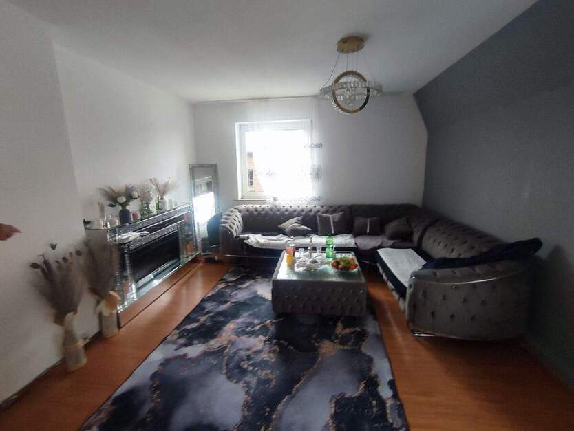 5-Zimmerwohnung, vermietet, renovierungsbedürftig 5 zimmer