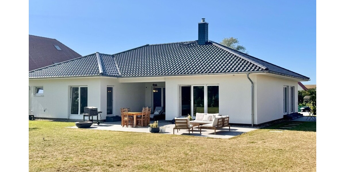 Jetzt Miete möglich! Winkelbungalow 5 km bis Neubrandenburg, Baujahr 2022, Doppelgarage, EBK,Carport - Einfamilienhaus Sponholz | Angebot:25929684