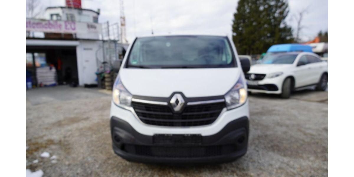 Renault Trafic 176.000 km 8.999 &euro; München 81245