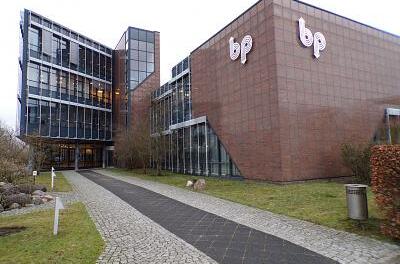 BÜROFLÄCHE, MIT BLICK INS GRÜNE