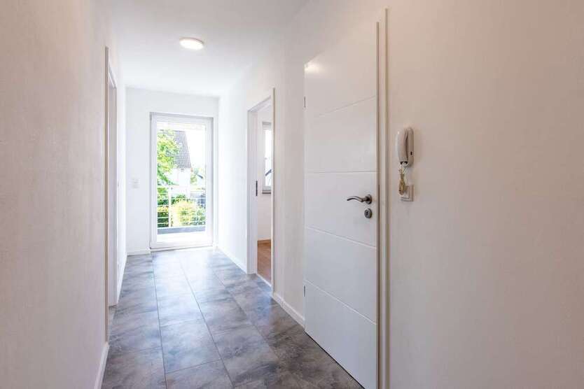 Neuwertiges Mehrfamilienhaus in Hamm-Heessen: 3 Einheiten, Gewerbefläche & privater Garten