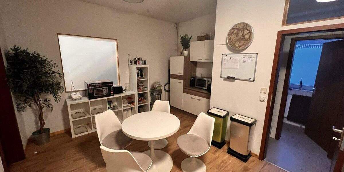 2 Gewerbehallen mit Büro- und Sozialflächen in verkehrsgünstiger Lage zimmer