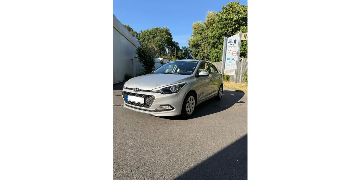Hyundai i20 93.348 km 12.000 &euro; Berlin 12247