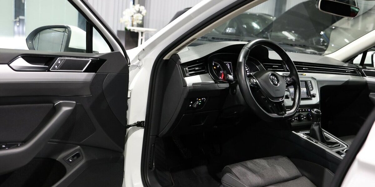 VW Passat 1.6 TDI Comfortline WHITE / MASSAGE+SHZ 176.000 km 11.111 &euro; Hamm 59077