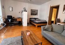 1 Zimmmer - Wohnung ; Möbel müssen gegen Abschlag mitgenommen
