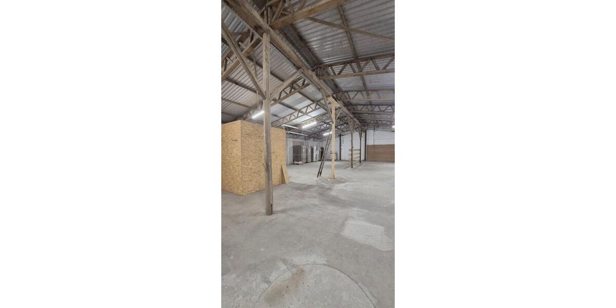 Lagerhalle 376 m² mit Rampe – trocken, ebener Zugang über Rolltor zimmer