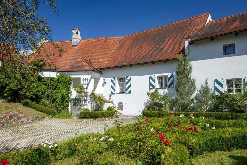 Prestige & Geschichte: Schlossflächen im Mariental für Ihr Business (208 m²)