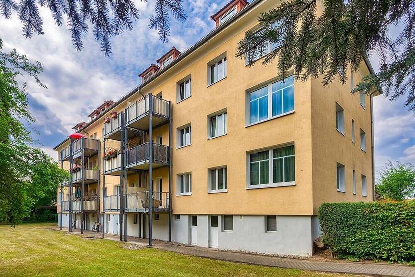 Vermietete 2-Zimmer-EG-Wohnung mit Balkon, Parkett & Tageslichtbad - mit Blick ins Grüne.