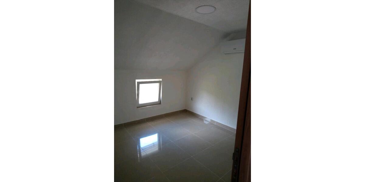 Ein legales Haus in Montenegro steht zum Verkauf. zimmer