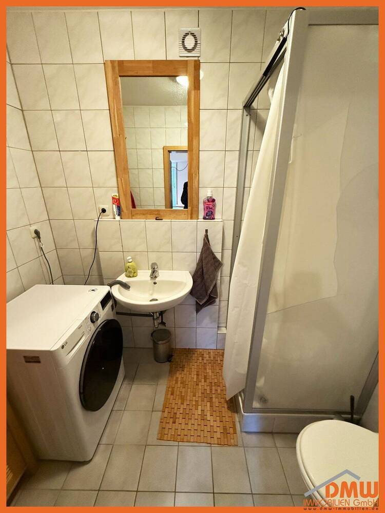 Gepflegte 2-ZKB. Bad m Dusche, Keller, Rollläden, PKW-Stellpl., Waschraum