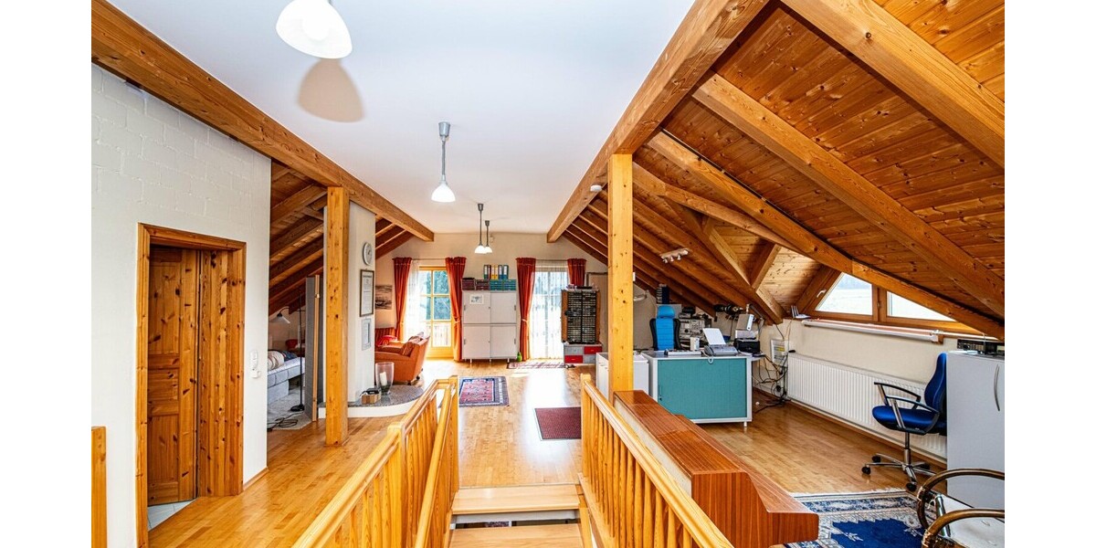 Großzügiges Zuhause mit umzäunten Gartengrundstück und vielseitigem Studio - Einfamilienhaus Schönthal | Angebot:27038045