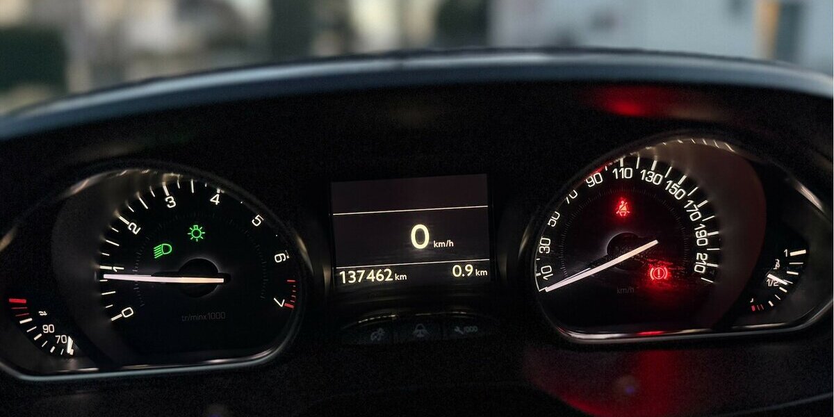 Peugeot 2008 1.2 Allure Pano Navi Leder JBL 137.000 km 7.490 € Neckarsulm 74172