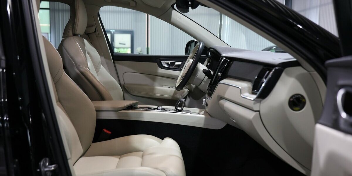 Volvo XC60 B4 AWD PLUS-BRIGHT BLACK & BEIGE / SCHÖN 94.000 km 30.444 &euro; Hamm 59077
