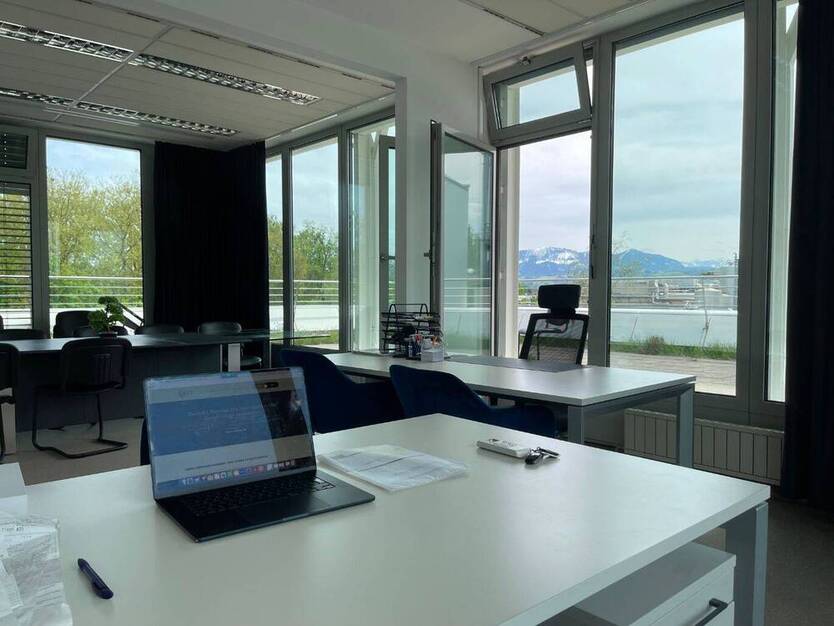 Modernes Penthouse-Büro mit Dachterrasse - All-in-Miete