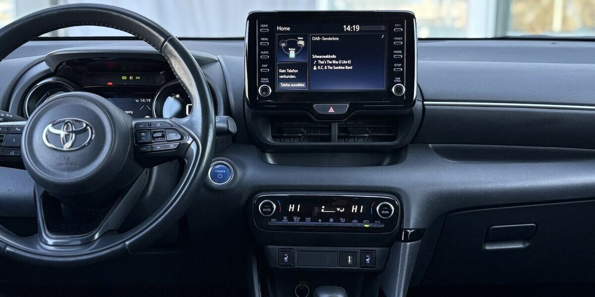 Toyota Yaris 1.5 Hybrid Black&White DAB/KAMERA/1.HAND 29.792 km 19.900 &euro; Villingen-Schwenningen 78054