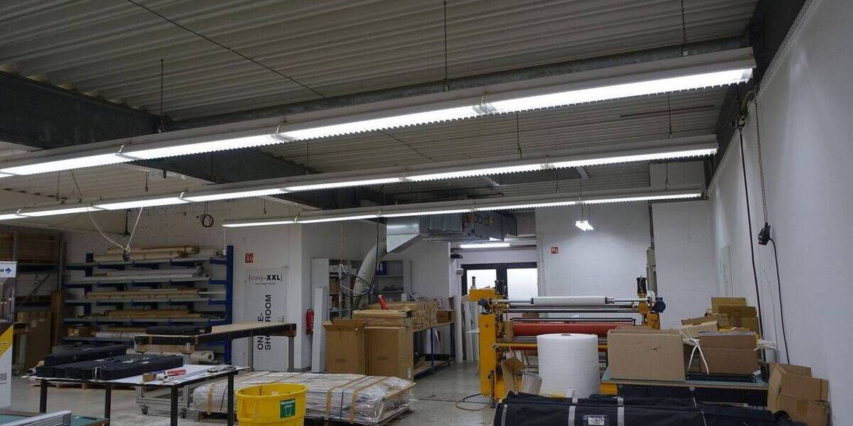 Grundstück (3.383 m²) mit Produktionshalle (900 m²) und Bürogebäude (590 m²) zimmer