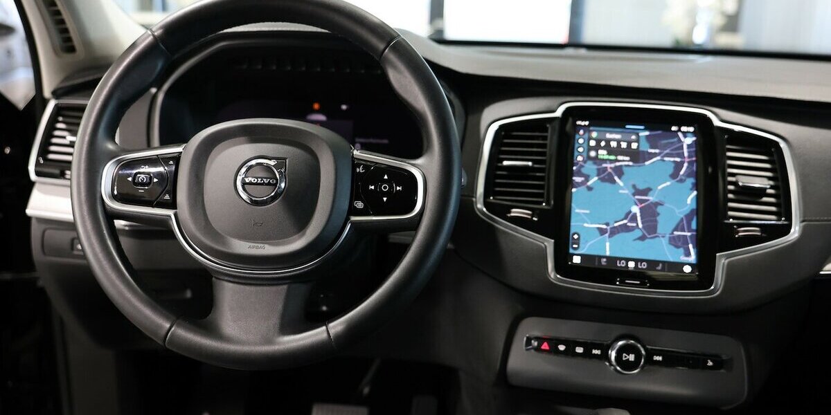 Volvo XC90 PLUS-BRIGHT RECHARGE AWD P-HEV T8 7-SITZER 79.000 km 48.888 &euro; Hamm 59077