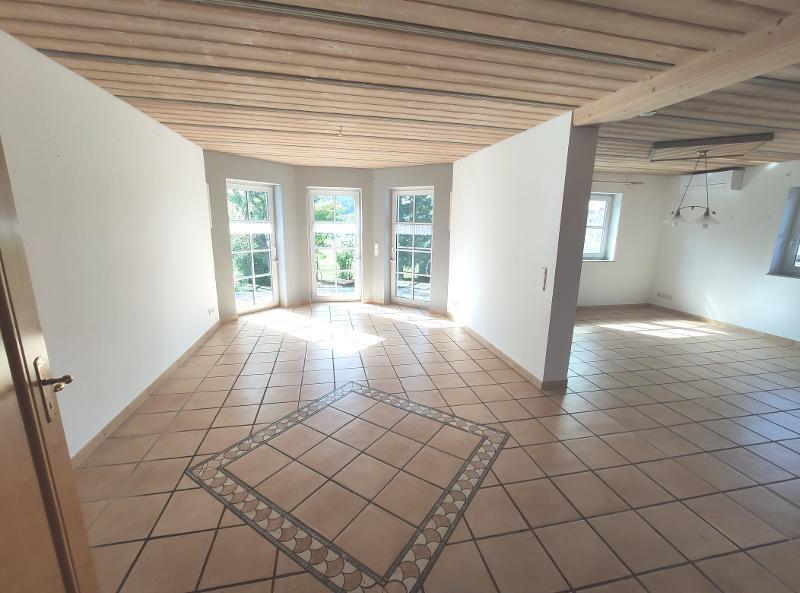 Zweifamilienhaus in Ortsrandlage mit Doppelgarage, Pool und gehobener Ausstattung 8 zimmer