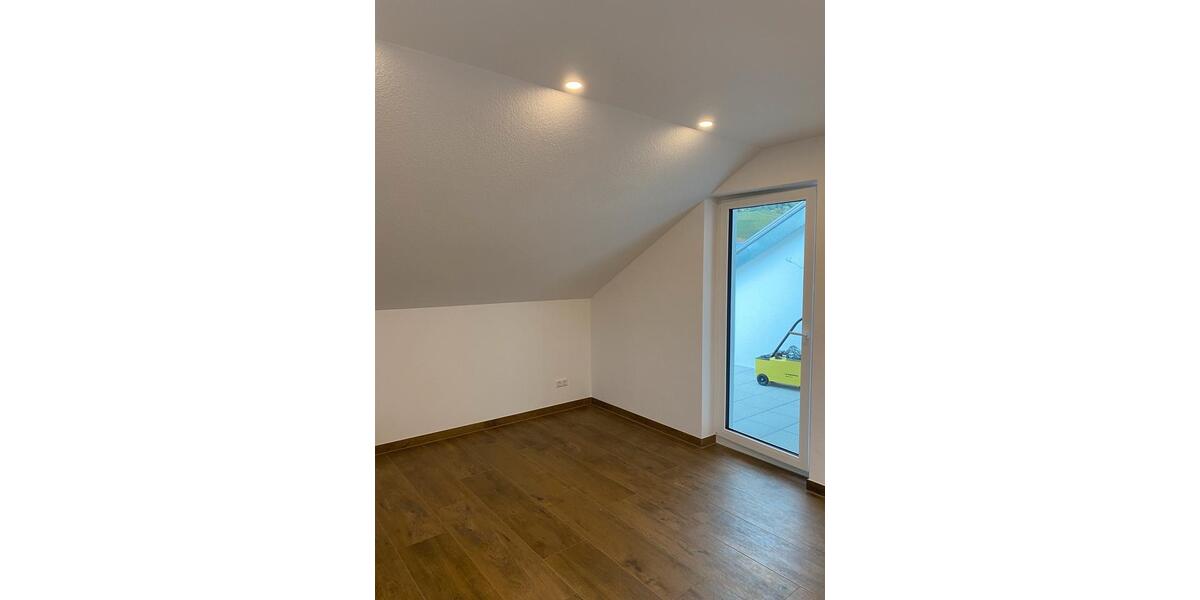 Moderne Dachgeschosswohnung mit Loggia, Einbauküche + Stellplätze zimmer