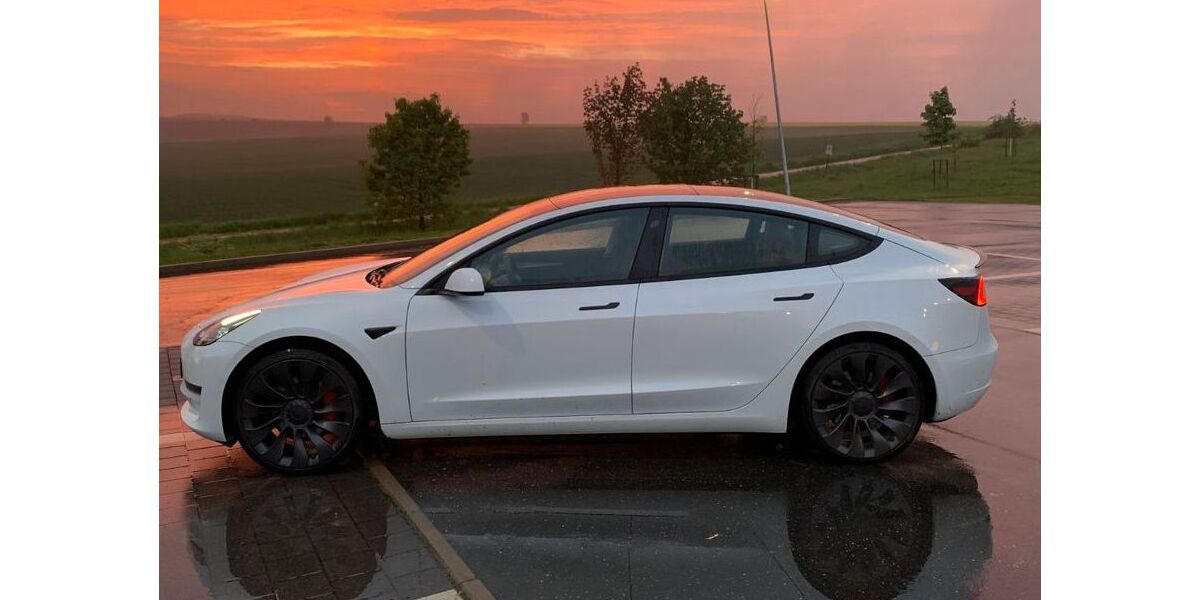 Tesla Model 3 13.990 km 44.890 &euro; Beienrode bei Göttingen 37130