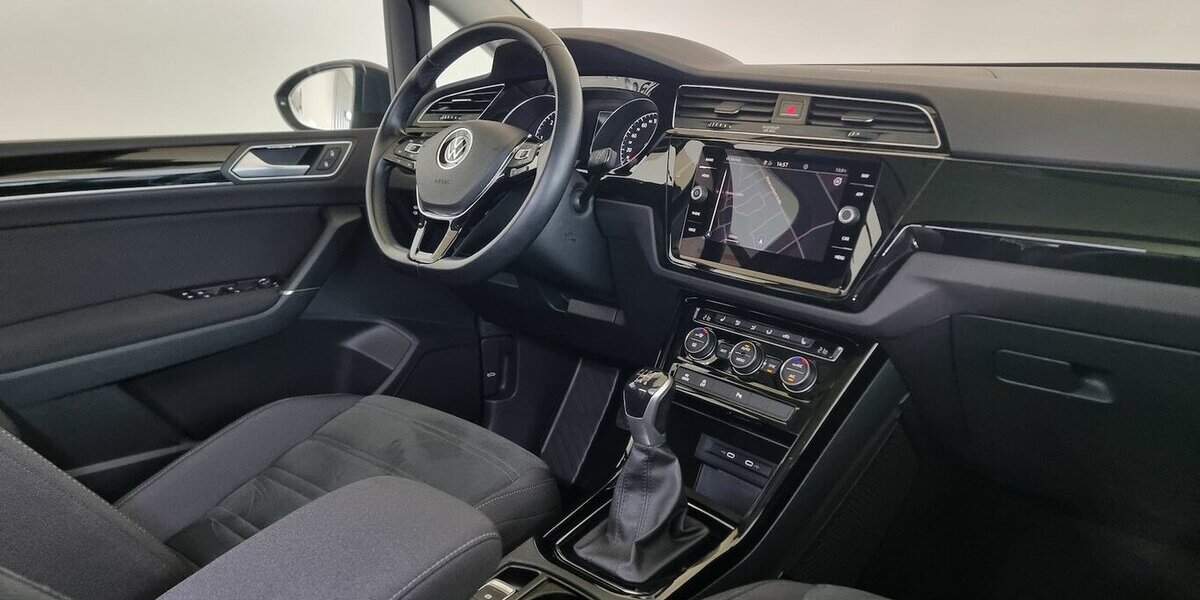 VW Touran Highline BMT LED ACC Nav Panorama 7-Sitze 37.700 km 27.850 &euro; Garrel 49681