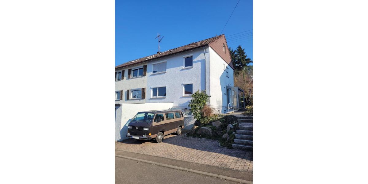 Modernisierte Doppelhaushälfte mit sieben Zimmern 7 zimmer