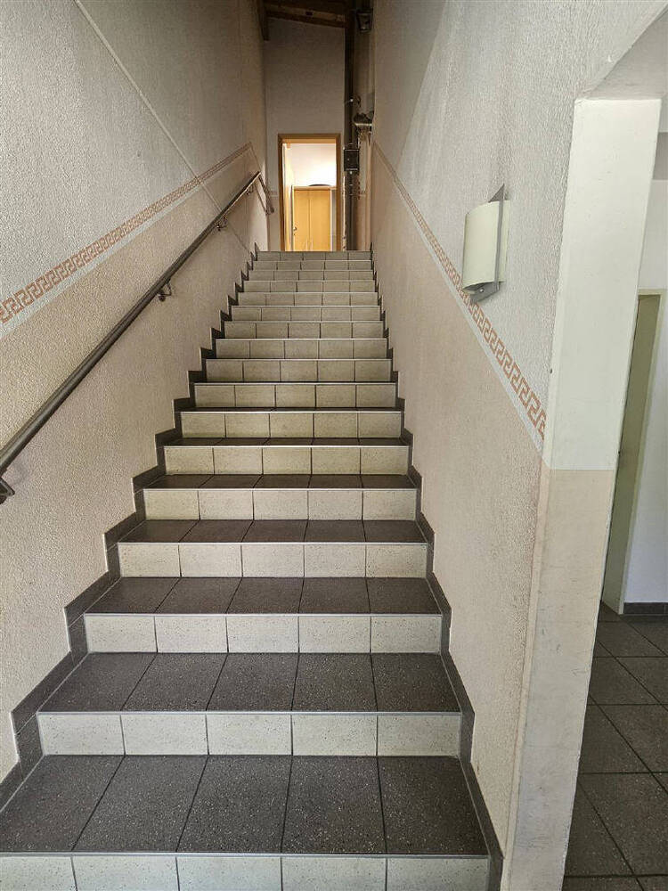 Ideal für Paar! 5 Zimmer Wohnung im ersten OG mit Balkon
