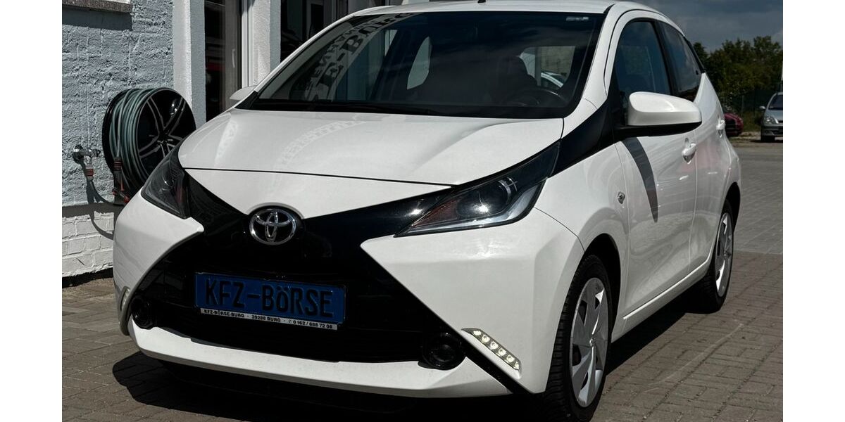 Toyota Aygo (X) 76.700 km 7.900 &euro; Burg 39288