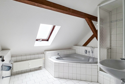 Eckbadewanne und Dusche - Tolle 3 Zimmer DG Wohnung mit Gartennutzung - Wohnung Gera Ostviertel | Angebot:27365789