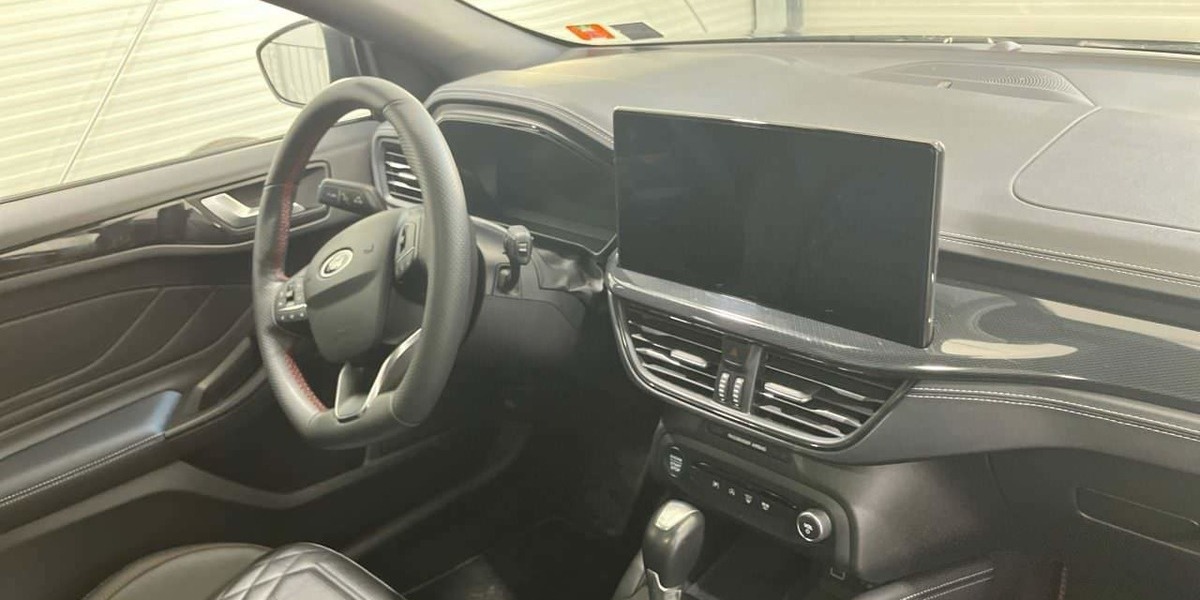 Ford Focus ST Line Vignale HYBR1.HD PANO/AHK/B&O/VOLL 88.246 km 19.990 &euro; Hatten 26209