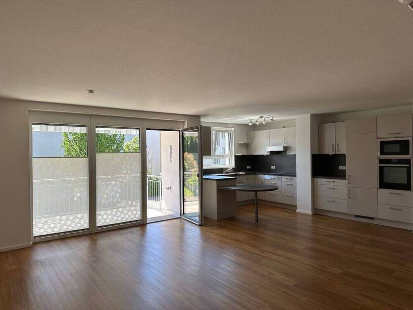 Lichtdurchflutete 3-Zimmer-Wohnung im 1. Obergeschoss mit Balkon und hochwertiger Einbauküche