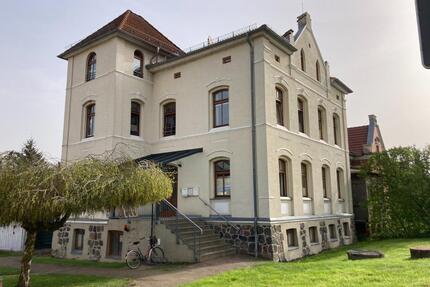 Große Dachgeschoßwohnung - Einbauküche - Keller - Stellplätze - Garten optional.....