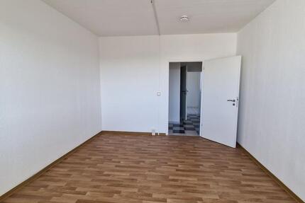 Einziehen und Wohlfühlen! Wohlfühloase mit Balkon in zentraler Lage – 2 NKM sparen* zimmer