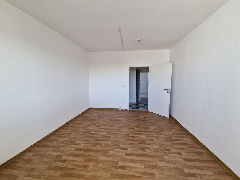 Einziehen und Wohlfühlen! Wohlfühloase mit Balkon in zentraler Lage – 2 NKM sparen* zimmer