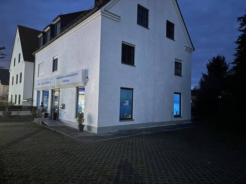 LadeneinheitBüroPraxisLager mit 8 Stellplätzen
